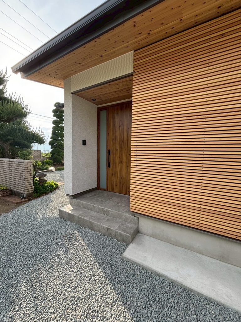 自然素材が映える、やさしい表情の外観