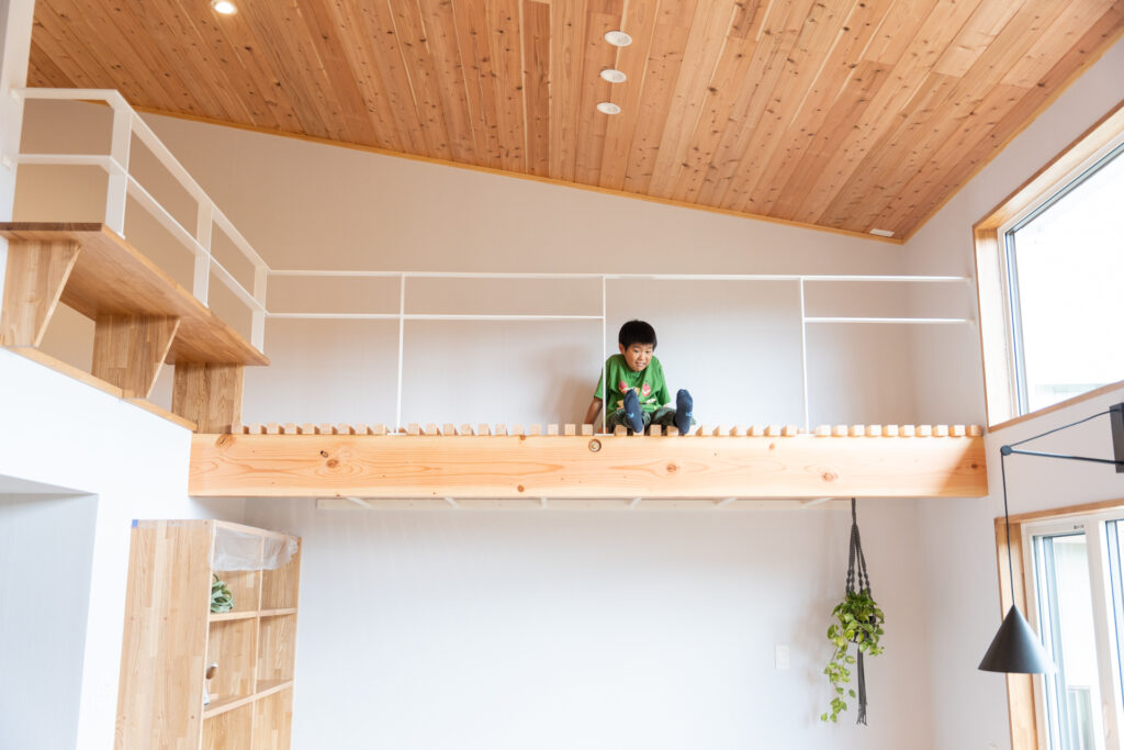 吹き抜けをわたる、小さな冒険