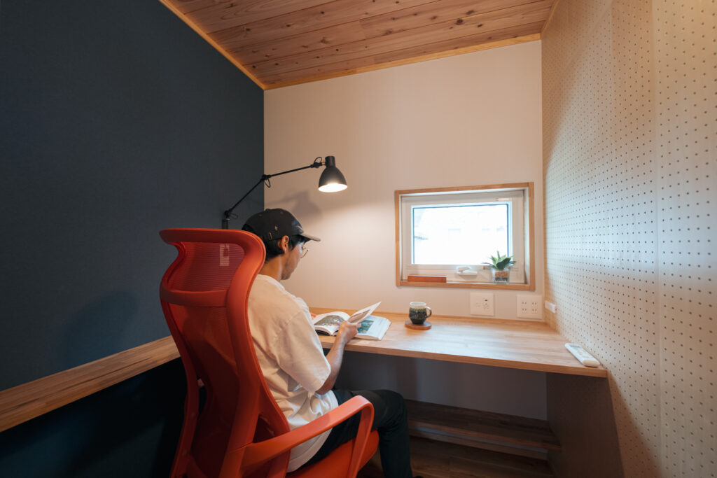 思考を深める、コンパクトな書斎