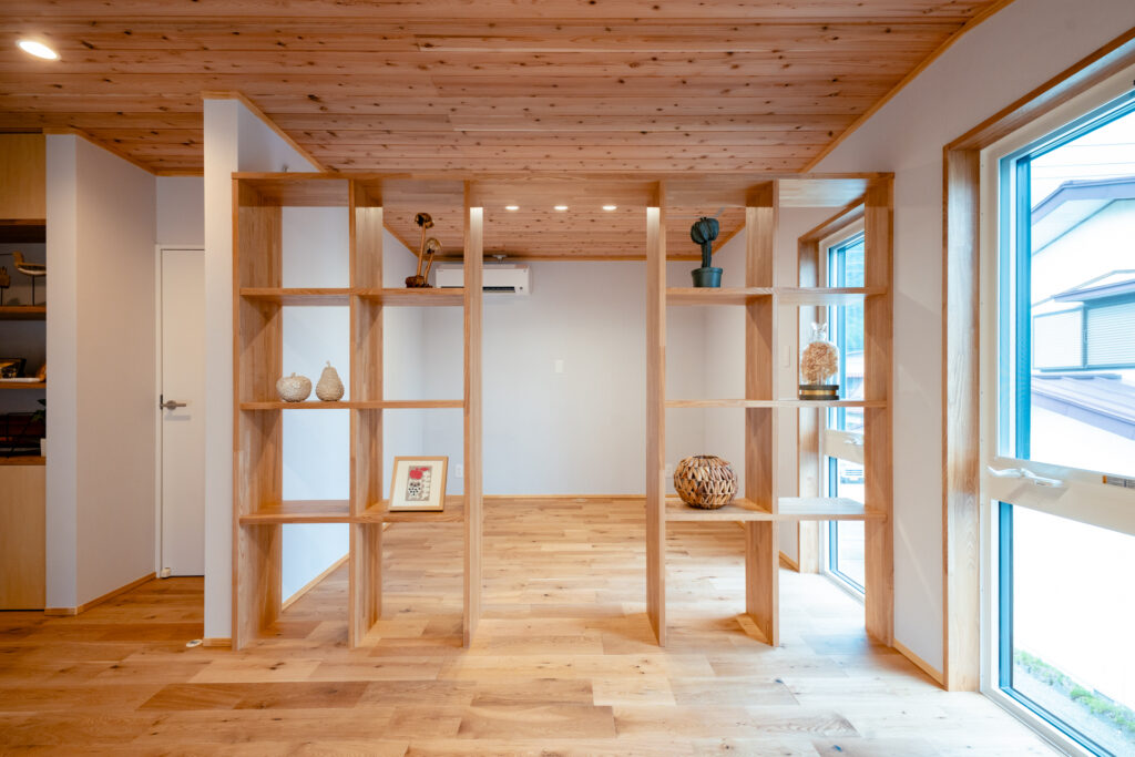 棚でゆるやかに仕切る子ども部屋