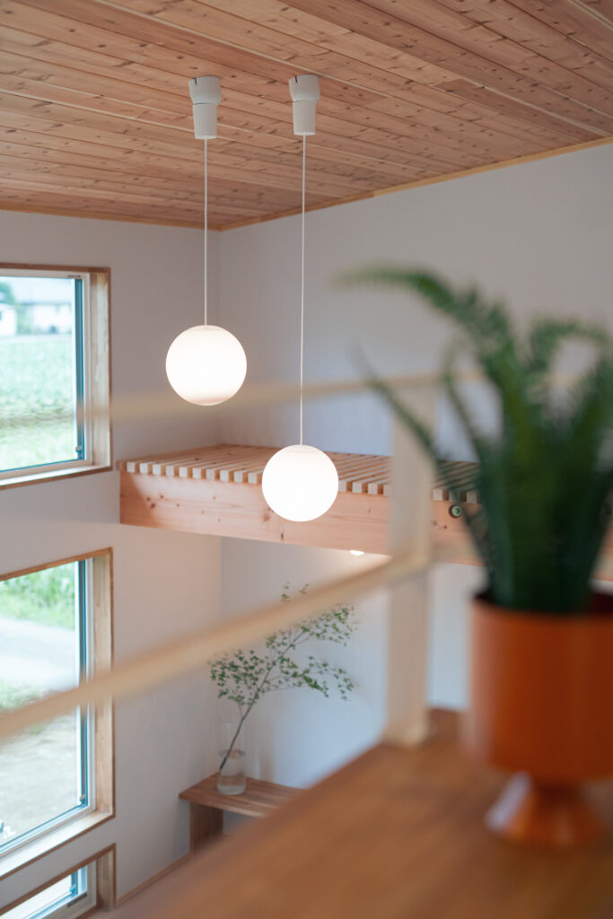 光がめぐる、吹き抜けのリビング