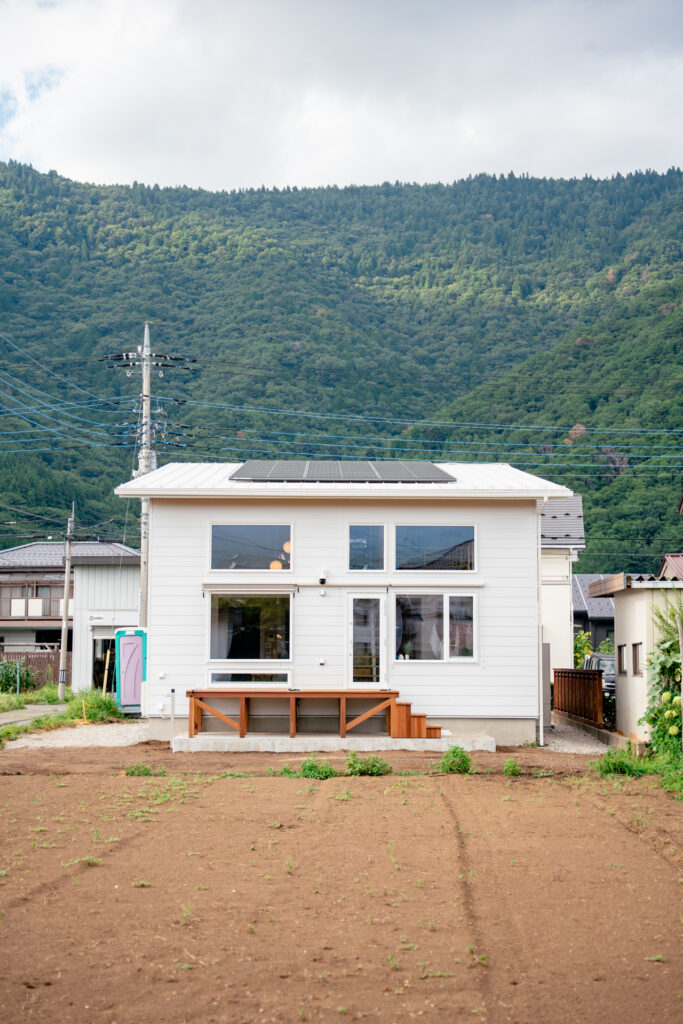 四季の風景をまとう、白い外観