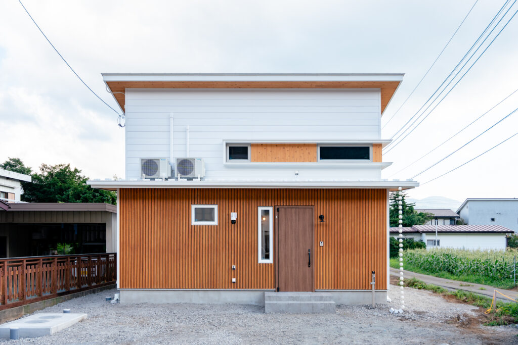 住むほどに馴染む、木のある外観