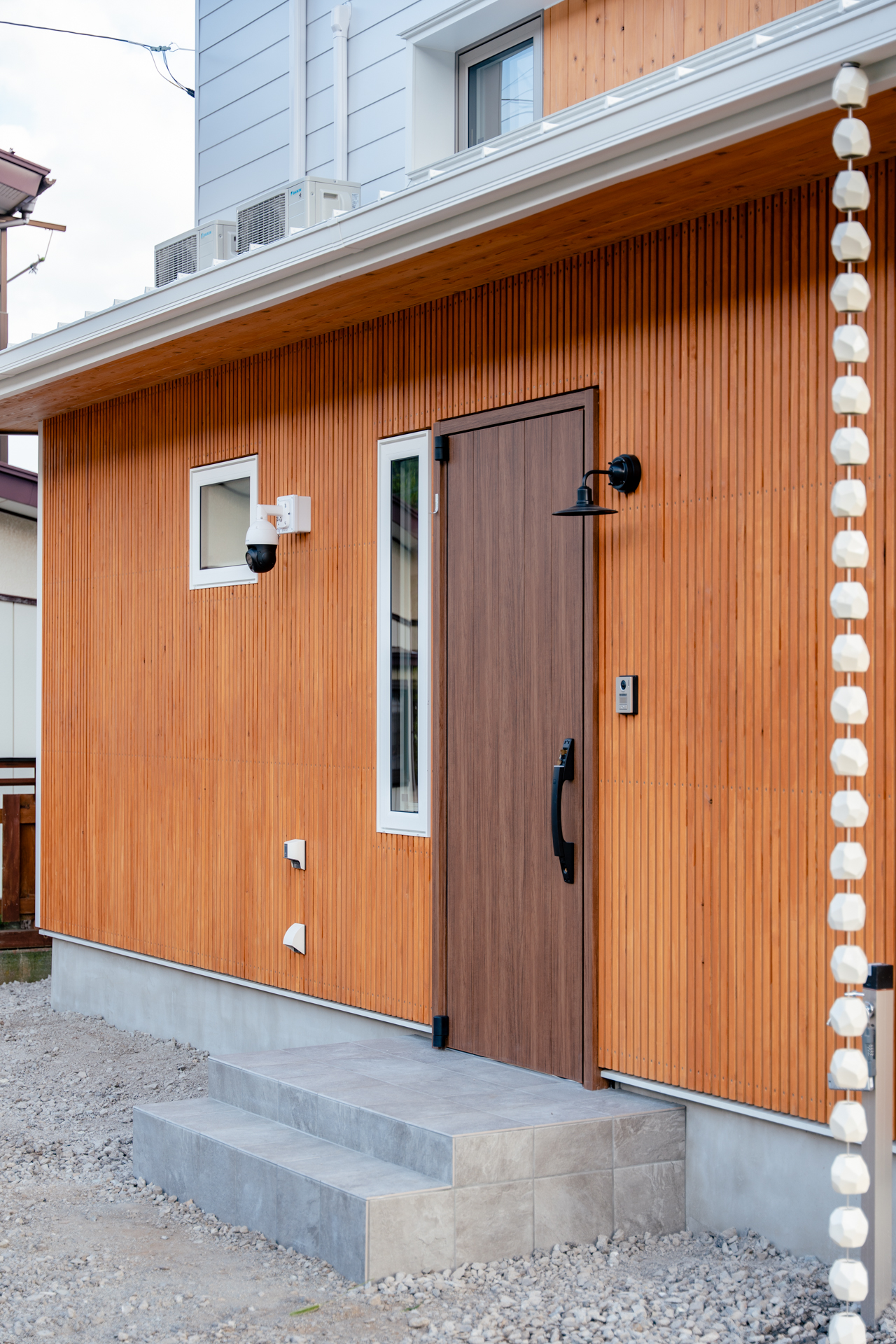 ファサードラタンの玄関