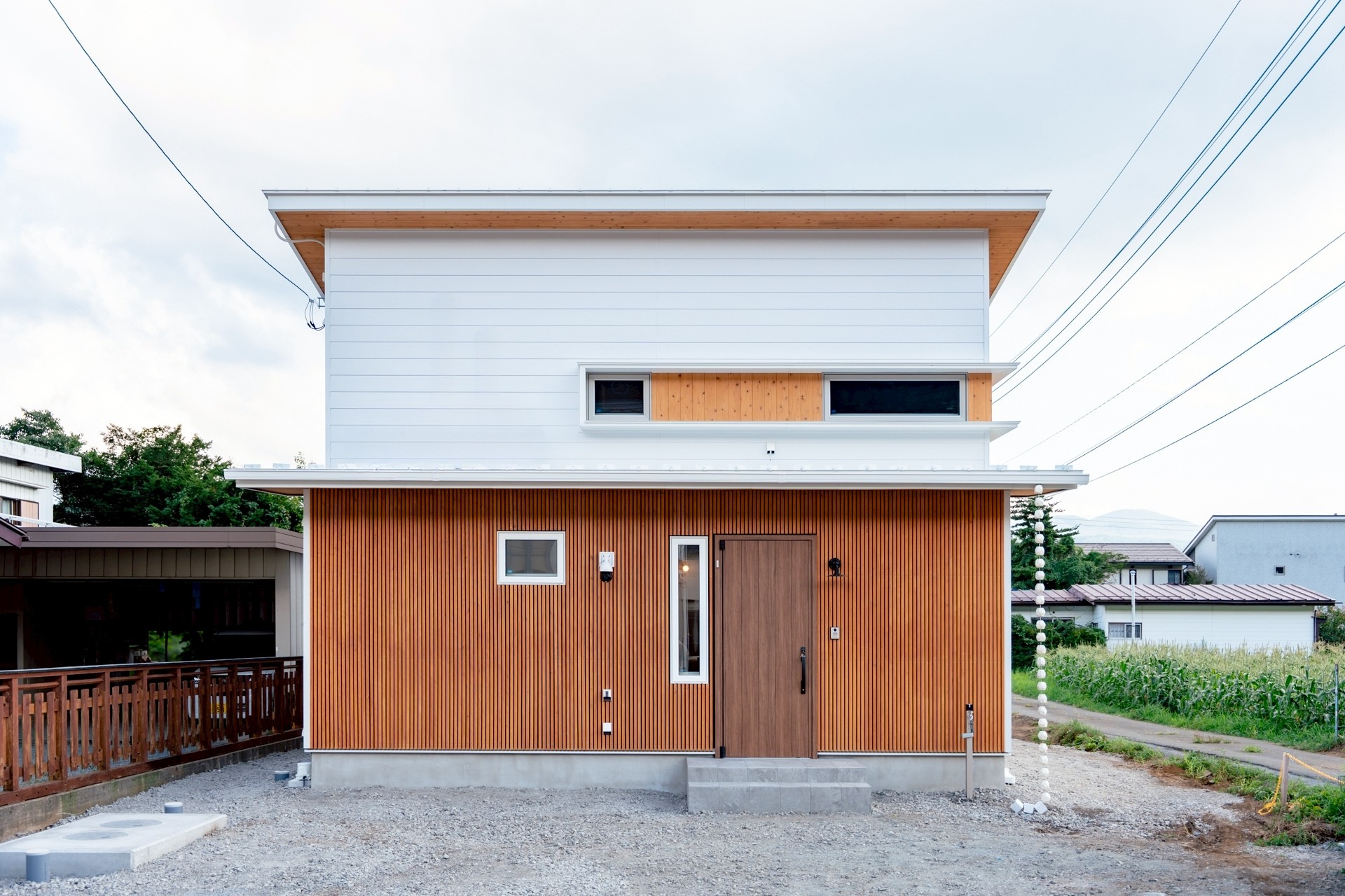 開放感と安心感を両立した、白い木の家