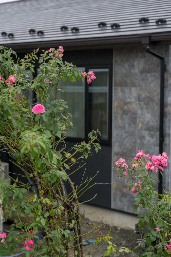 お花が映える外観