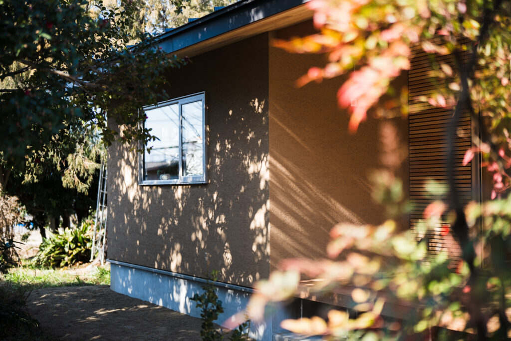 PH5のやわらかな灯りが包む、くつろぎのダイニングとスタディコーナー