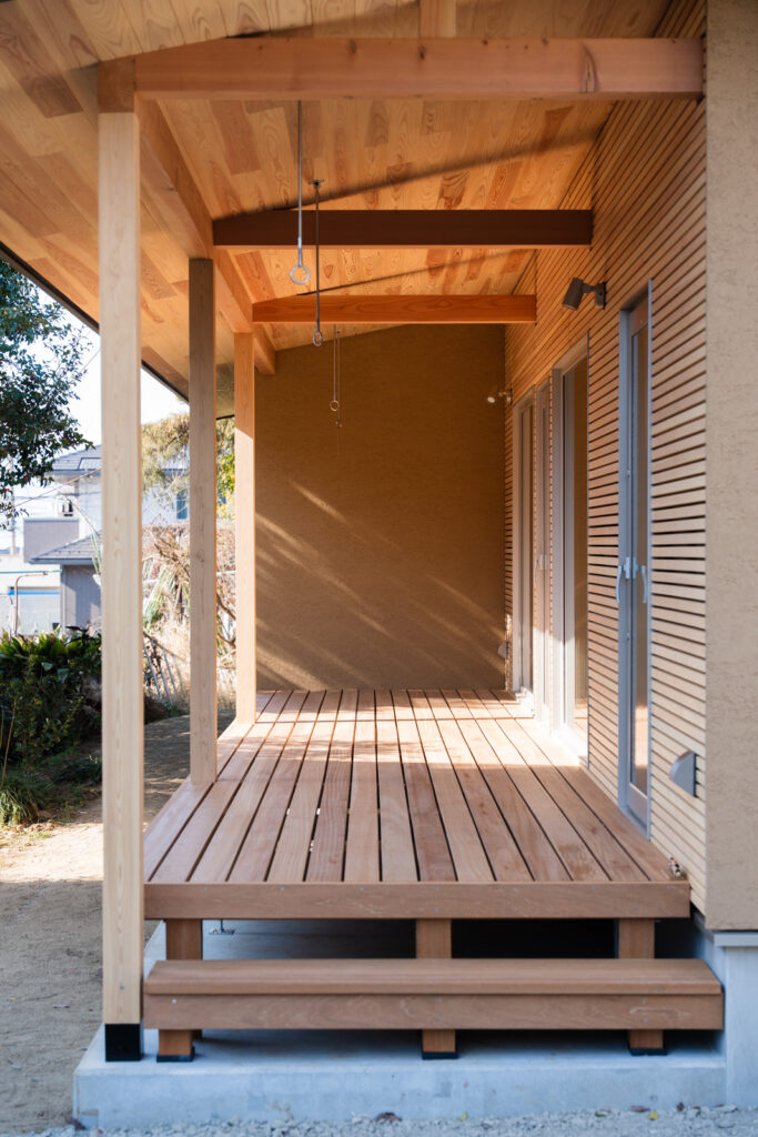 自然素材であるそとん壁やしっくいを用いることで、和の風合いを大切にした趣ある玄関空間