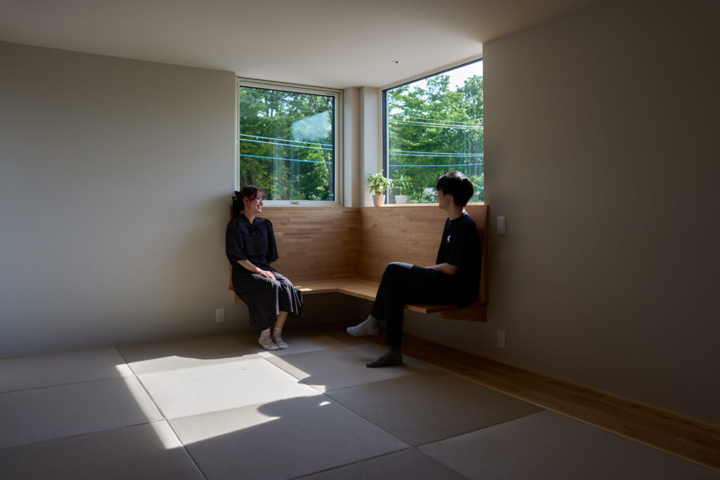 人が集まり、会話が生まれる窓辺の居場所
